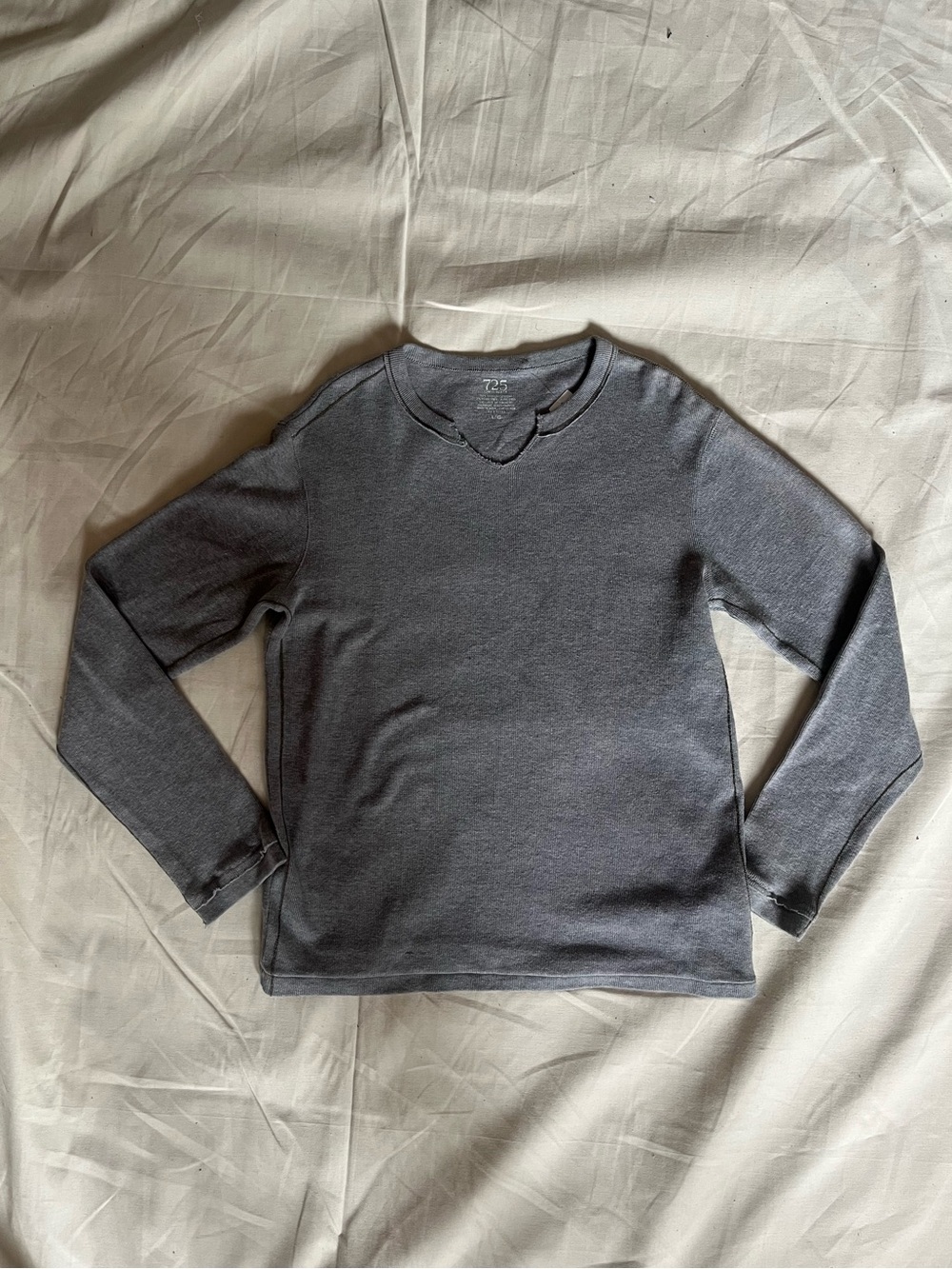 Men's 725 Original V-Neck Knit Sweater in Gray. Size Large